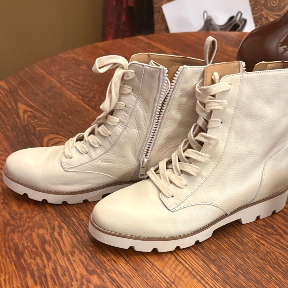 Vionic Cream Lace-Up Boots